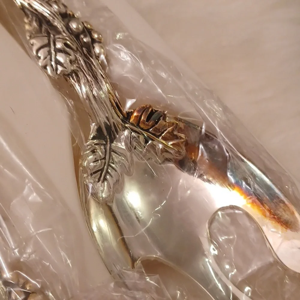 Boxed serving sets. - Picture 2 of 5